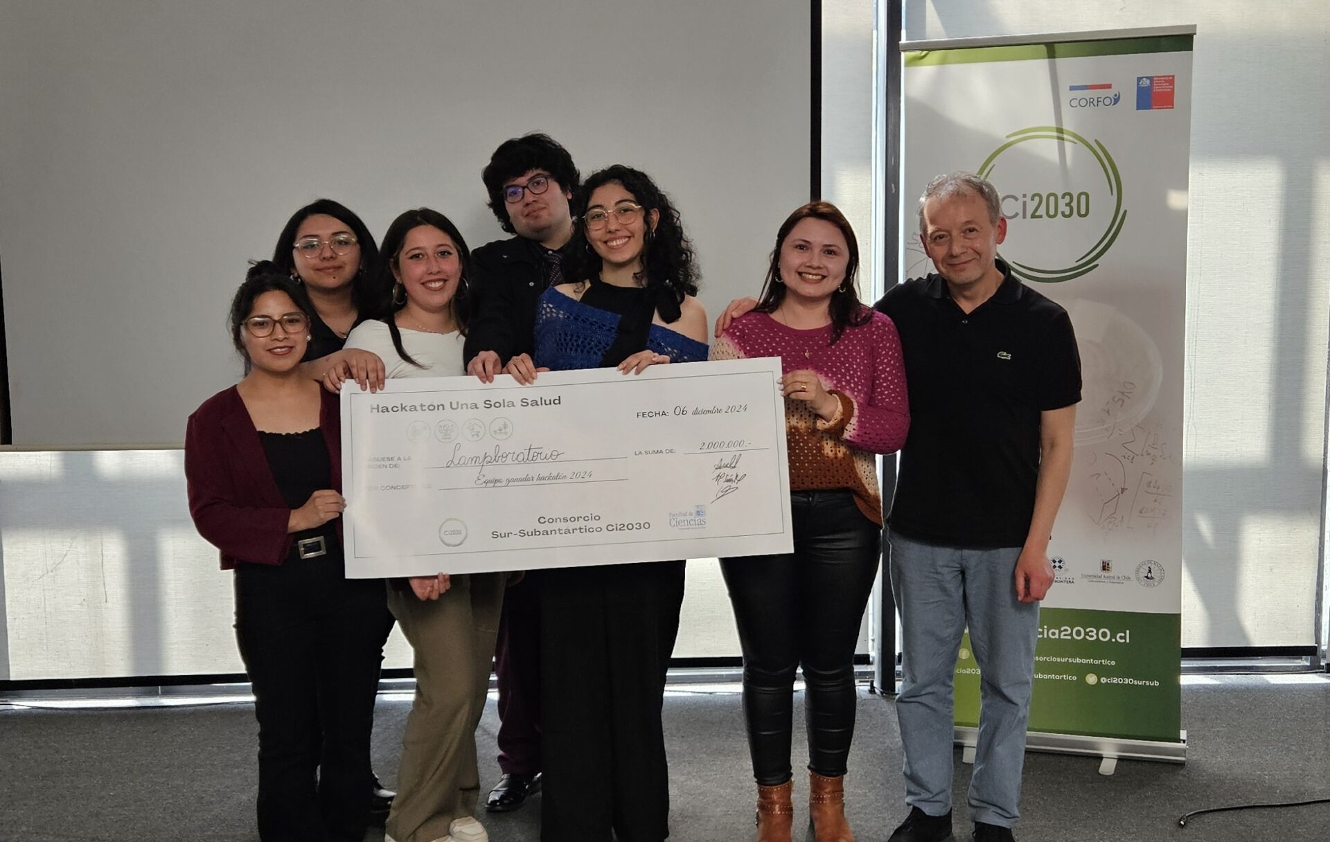 Estudiantes de la UACh son premiados por su innovadora solución en salud