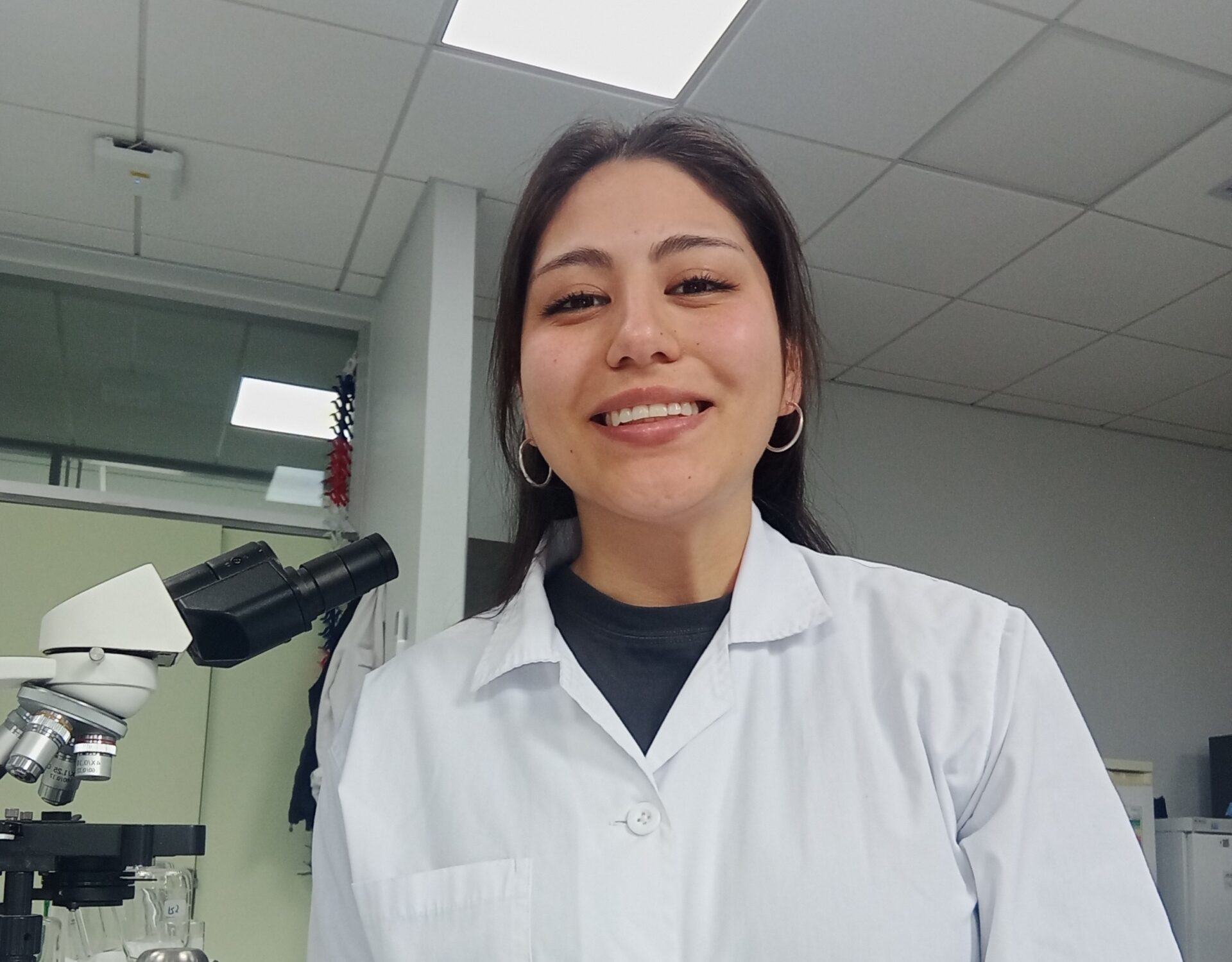 Edith González obtiene el grado de magíster tras investigación en bacterias marinas con apoyo de beca Tesis Liderazgo Femenino